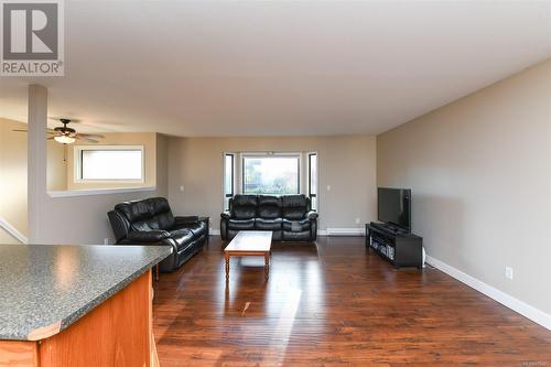 2708 Paula Pl, Courtenay, BC - Indoor Photo Showing Living Room