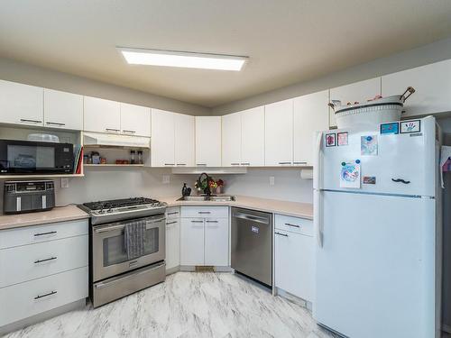 16-2655 Westsyde Rd, Kamloops, BC - Indoor Photo Showing Kitchen With Double Sink