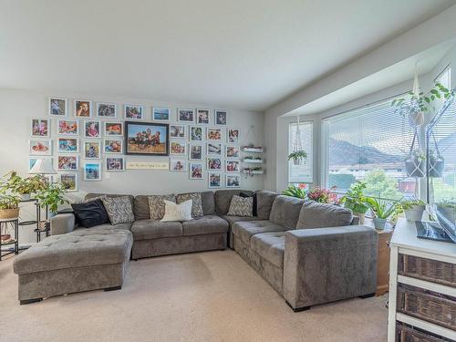 16-2655 Westsyde Rd, Kamloops, BC - Indoor Photo Showing Living Room