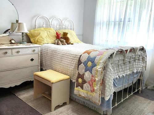 3056 Harmon Road, Clearwater, BC - Indoor Photo Showing Bedroom