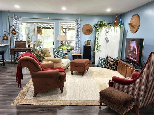 3056 Harmon Road, Clearwater, BC - Indoor Photo Showing Living Room