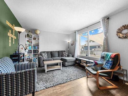 38-2568 Sandpiper Drive, Kamloops, BC - Indoor Photo Showing Living Room