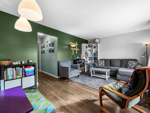 38-2568 Sandpiper Drive, Kamloops, BC - Indoor Photo Showing Living Room