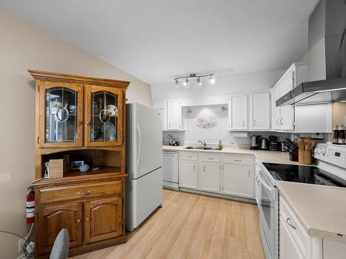 38-2568 Sandpiper Drive, Kamloops, BC - Indoor Photo Showing Kitchen With Double Sink