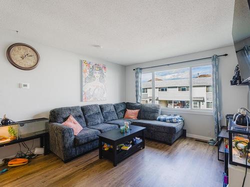 33-800 Valhalla Drive, Kamloops, BC - Indoor Photo Showing Living Room