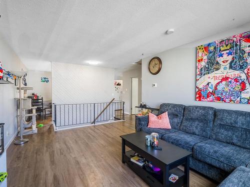 33-800 Valhalla Drive, Kamloops, BC - Indoor Photo Showing Living Room