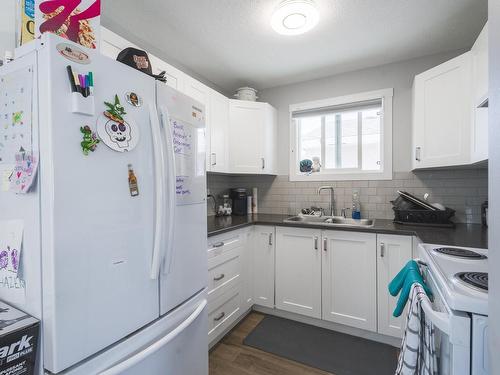 33-800 Valhalla Drive, Kamloops, BC - Indoor Photo Showing Kitchen With Double Sink