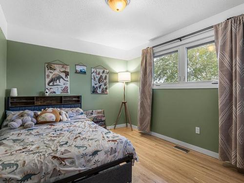 2509 Skeena Drive, Kamloops, BC - Indoor Photo Showing Bedroom