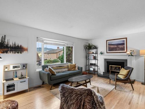 2509 Skeena Drive, Kamloops, BC - Indoor Photo Showing Living Room With Fireplace