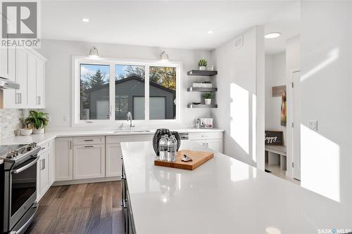 1334 Colony Street, Saskatoon, SK - Indoor Photo Showing Kitchen