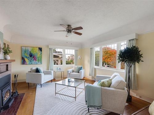 25 Lewis St, Victoria, BC - Indoor Photo Showing Living Room With Fireplace