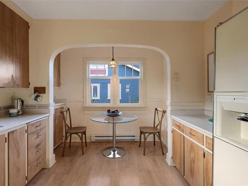 25 Lewis St, Victoria, BC - Indoor Photo Showing Kitchen