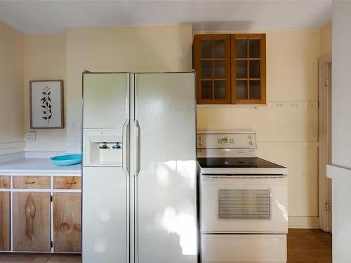 25 Lewis St, Victoria, BC - Indoor Photo Showing Kitchen