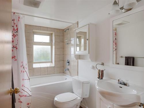 25 Lewis St, Victoria, BC - Indoor Photo Showing Bathroom