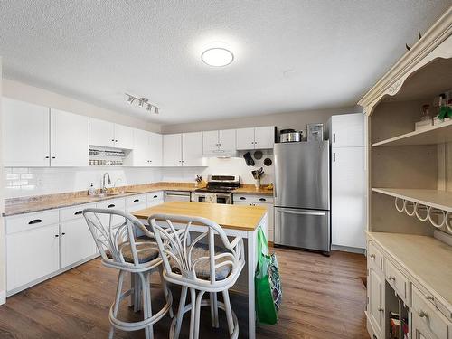 249 Hollyburn Drive, Kamloops, BC - Indoor Photo Showing Kitchen With Double Sink