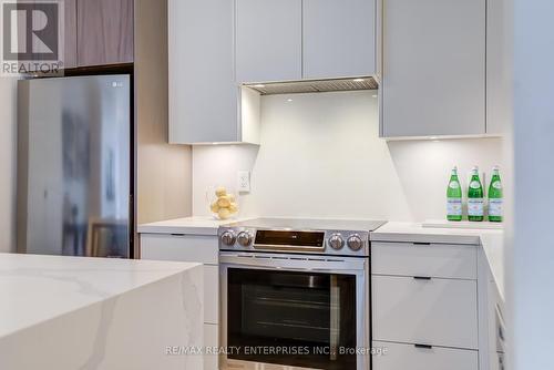 213 - 1 Hurontario Street, Mississauga, ON - Indoor Photo Showing Kitchen