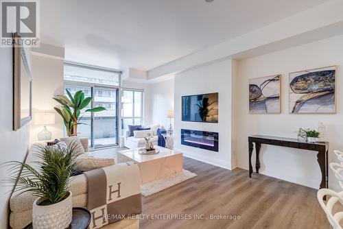 213 - 1 Hurontario Street, Mississauga, ON - Indoor Photo Showing Living Room