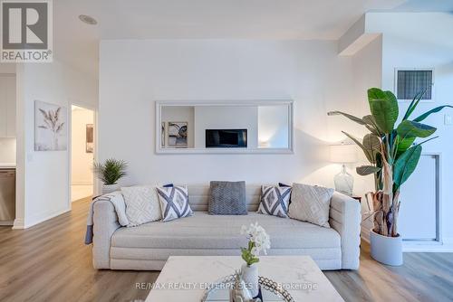 213 - 1 Hurontario Street, Mississauga, ON - Indoor Photo Showing Living Room