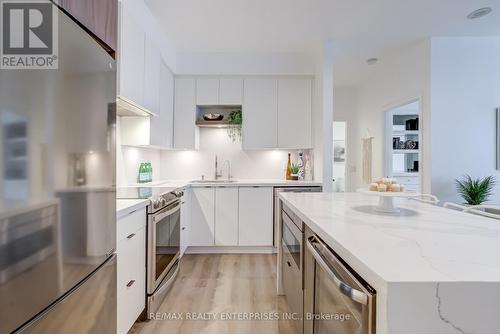 213 - 1 Hurontario Street, Mississauga, ON - Indoor Photo Showing Kitchen With Upgraded Kitchen