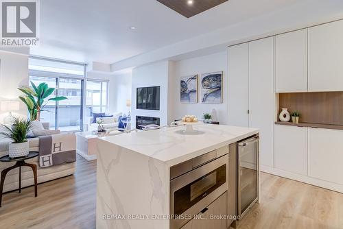 213 - 1 Hurontario Street, Mississauga, ON - Indoor Photo Showing Kitchen