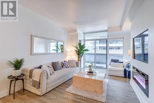 213 - 1 Hurontario Street, Mississauga, ON - Indoor Photo Showing Living Room