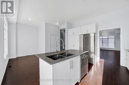 2122 Royal Gala Circle, Mississauga, ON - Indoor Photo Showing Kitchen With Double Sink With Upgraded Kitchen