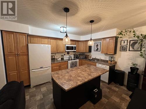 7 4620 E 52 Avenue, Fort Nelson, BC - Indoor Photo Showing Kitchen