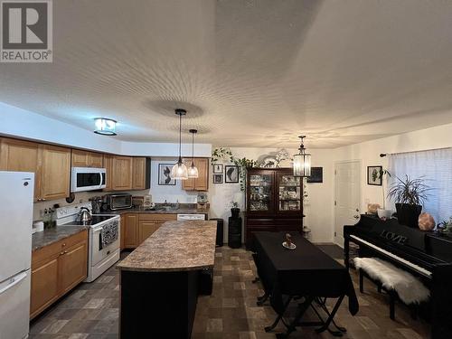 7 4620 E 52 Avenue, Fort Nelson, BC - Indoor Photo Showing Kitchen With Double Sink