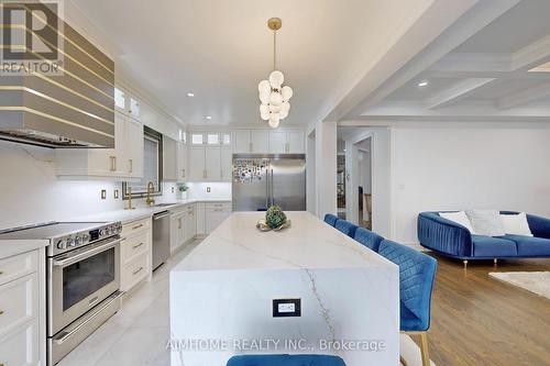 5 San Antonio Court, Richmond Hill, ON - Indoor Photo Showing Kitchen With Upgraded Kitchen