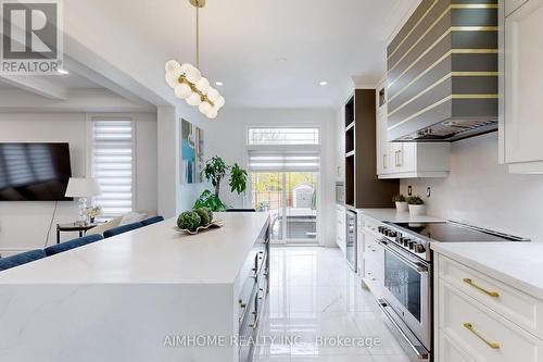 5 San Antonio Court, Richmond Hill, ON - Indoor Photo Showing Kitchen With Upgraded Kitchen