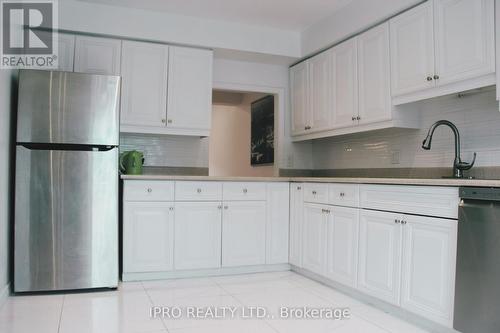 34 Red Maple Court, Toronto, ON - Indoor Photo Showing Kitchen