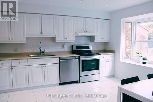 34 Red Maple Court, Toronto, ON - Indoor Photo Showing Kitchen