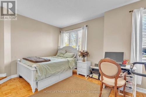 27 Putnam Drive, Brampton, ON - Indoor Photo Showing Bedroom