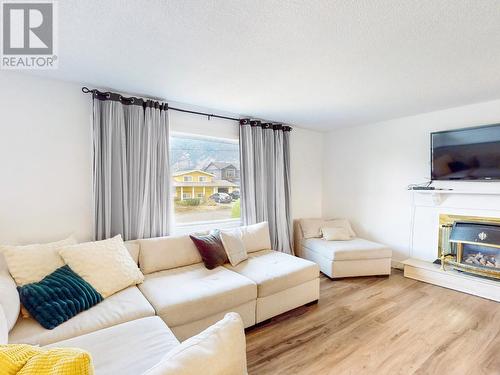 8 Willow Crescent, Osoyoos, BC - Indoor Photo Showing Living Room With Fireplace