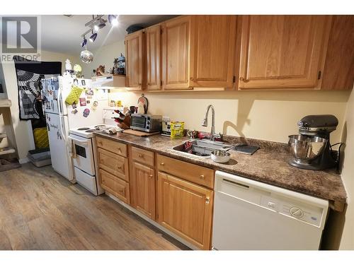 2140 Hadden Court, Kelowna, BC - Indoor Photo Showing Kitchen