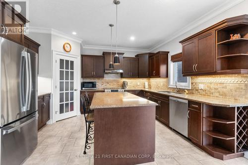 116 Radcliffe Crescent, Lucan Biddulph (Lucan), ON - Indoor Photo Showing Kitchen With Upgraded Kitchen