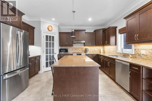 116 Radcliffe Crescent, Lucan Biddulph (Lucan), ON - Indoor Photo Showing Kitchen With Upgraded Kitchen