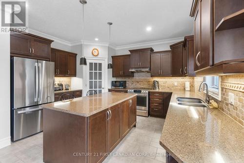 116 Radcliffe Crescent, Lucan Biddulph (Lucan), ON - Indoor Photo Showing Kitchen With Double Sink With Upgraded Kitchen