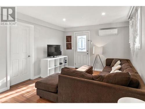 525 Leathead Road, Kelowna, BC - Indoor Photo Showing Living Room