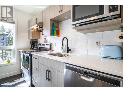 1901 Nels Nelson Crescent Unit# 7203, Revelstoke, BC - Indoor Photo Showing Kitchen