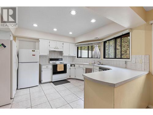 154 Applebrooke Crescent, Kelowna, BC - Indoor Photo Showing Kitchen