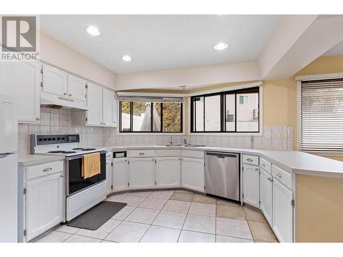 154 Applebrooke Crescent, Kelowna, BC - Indoor Photo Showing Kitchen