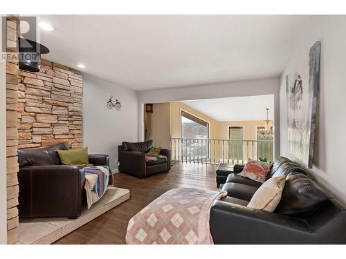 154 Applebrooke Crescent, Kelowna, BC - Indoor Photo Showing Living Room