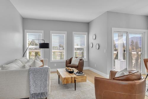 3755 St. James Drive, West Kelowna, BC - Indoor Photo Showing Living Room