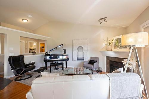 3642 Yorkton Road, West Kelowna, BC - Indoor Photo Showing Living Room With Fireplace