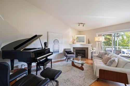 3642 Yorkton Road, West Kelowna, BC - Indoor Photo Showing Living Room With Fireplace