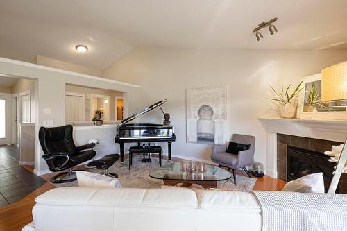 3642 Yorkton Road, West Kelowna, BC - Indoor Photo Showing Living Room With Fireplace