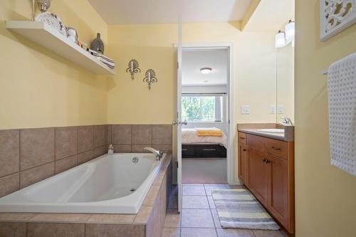 3642 Yorkton Road, West Kelowna, BC - Indoor Photo Showing Bathroom