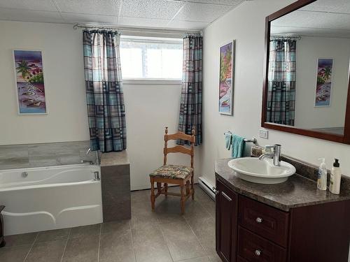 Bathroom - 218 Rue Des Campanules, Baie-Comeau, QC - Indoor Photo Showing Bathroom