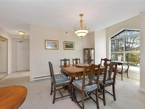 302-3969 Shelbourne St, Saanich, BC - Indoor Photo Showing Dining Room